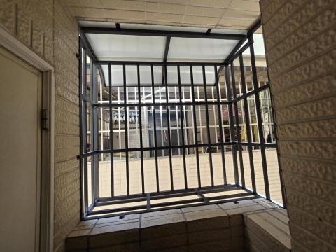 百繕 氣密窗 - 白鐵防盜窗（烤漆）施作後