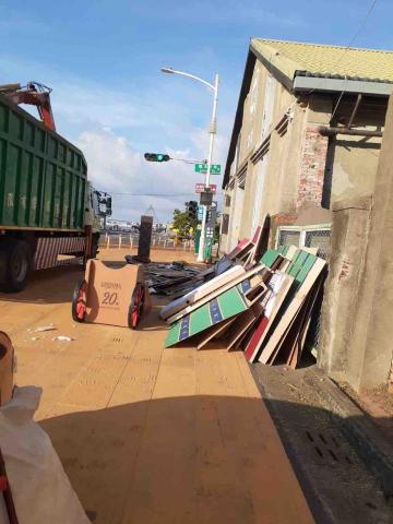 綋聖 - 7/1進場駁二拆除