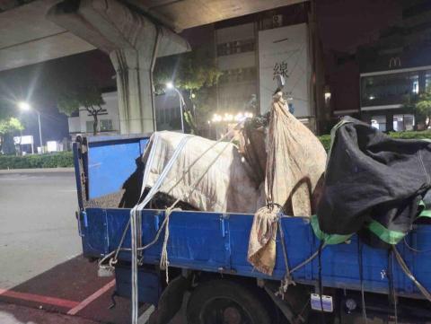 漾漾好 - 上車除了包膠膜之外還要包棉被多層保護,當天晚上載凌晨抵達 漾漾好 - 上車除了包膠膜之外還要包棉被多層保護,當天晚上載凌晨抵達