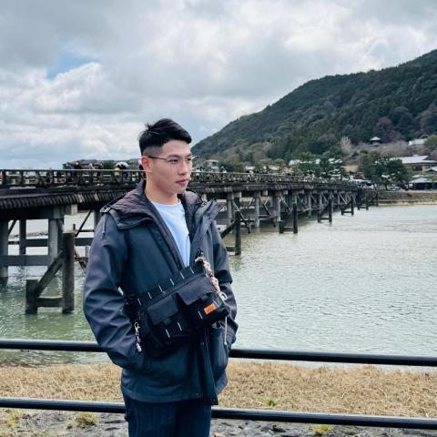 提供二手車價格表服務的專家鄭介豪