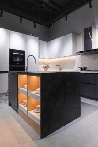 半於。空間設計 - 系統櫃門市-商業空間設計