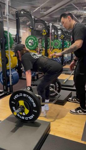 Chris 新店健身教練 - 曾經遭受槍擊的她，左手無法正常抓握，身體兩側極度不對稱。經過2年的訓練，現在她已經可以舉起65公斤了。我們也即將在今年參加硬舉大賽