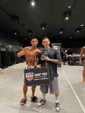 Chris 新店健身教練 - 從未參加過比賽的他。我們大約從賽前4個月開始配合，重新調整訓練的方法及生活習慣的養成。過程中也經歷很多討論跟調整，慢慢的我們找到舒服的節奏。 最後也幫助他在第一次出賽，就拿下ANBF聯盟的職業卡