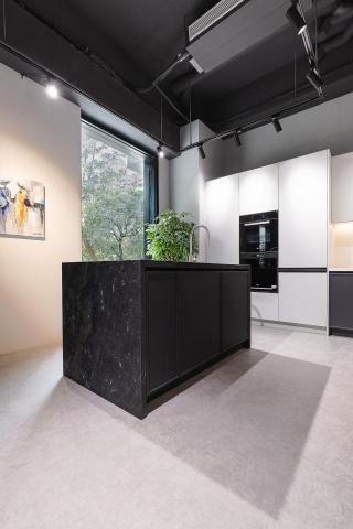 半於。空間設計 - 系統櫃門市-商業空間設計