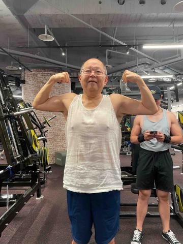 Chris 新店健身教練 - 69歲的他，是個非常忙碌的董事長
曾經工作是他的全部。疏於訓練的關係，慢性病及肌肉流失漸漸找上門。現在透過規律的訓練及正常的飲食習慣，他已漸漸找到自己的節奏，也愛上訓練的生活了