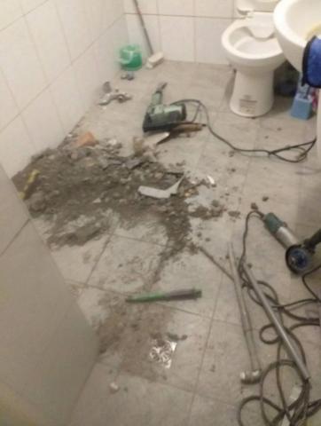 再生源水電商行 - 抓漏後打牆施工作業
