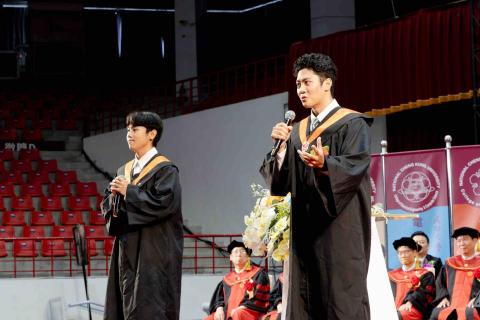 謝立榆 - 我是右邊的畢業生致詞代表