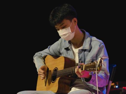 何羿昕 - 吉他社