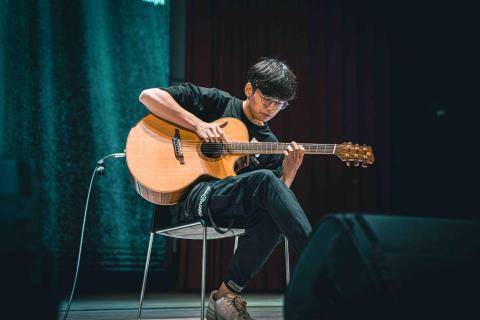 提供吉他換弦台北服務的專家郭鴻達