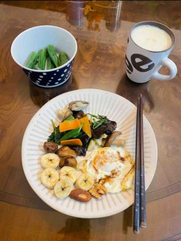 Lena - 午餐輕食～栗子香甜、香蕉軟糯，搭配九層塔伴香菇木耳時蔬，配上橄欖油、巴西 堅果、核桃，口感豐富，抗氧化、保護心血管～