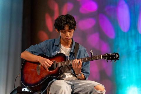 提供吉他換弦桃園服務的專家古庭安