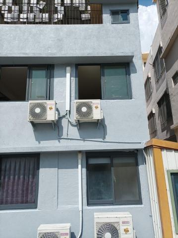 房先生 - 有屋齡的房子，因下雨導致內牆滲水的情形，在加上基底為抿石材容易累積髒汙，在與客戶商討下，採用耐候有延展特性的防水材，並處漏水的根源