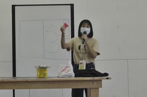 蘇苡晴 - 於營隊中在台上教導孩童。