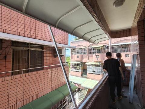 宸廣鋁社 - 陽台包窗前