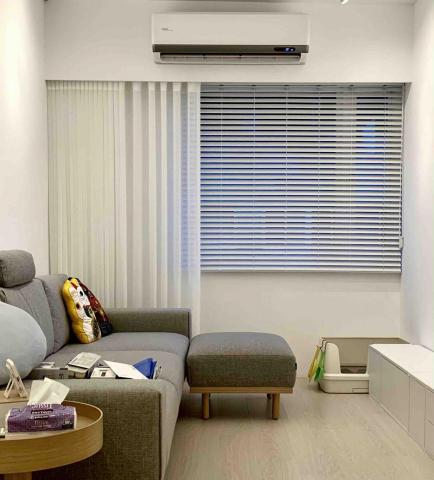 展藝行黃先生 - 寬版木百葉配上清新白窗紗用蛇型簾來表達立體清爽