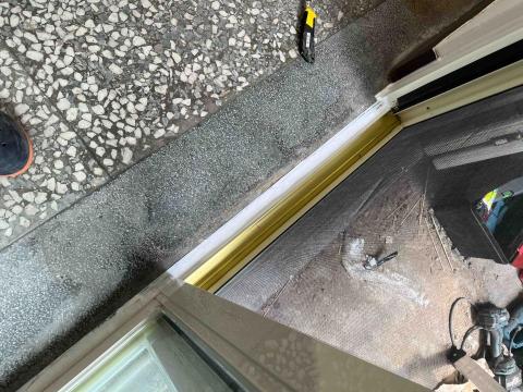 佳昇鋁門窗 - 外框下支銅條