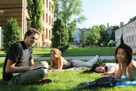 亞哲思國際科技教育事業 - 合作語言學校環境