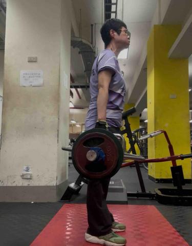 健身教練Jeremy - 70歲學生自身體重硬舉做組 健身教練Jeremy - 70歲學生自身體重硬舉做組