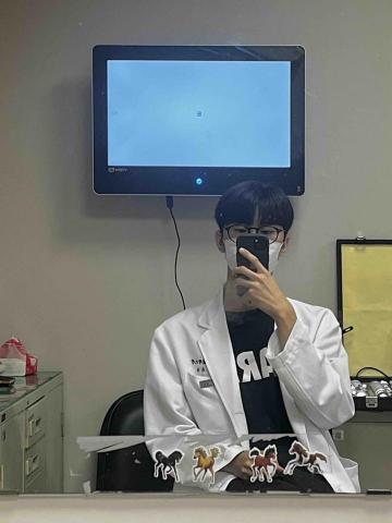 陳俞任 - 這是我在醫院眼科檢查室實習的照片～（生活照）