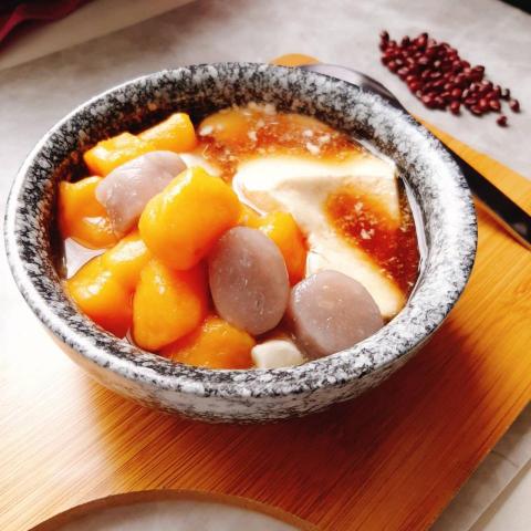 Emily料理廚房 - 芋圓豆花
滑嫩豆花配上Q彈有嚼勁芋圓
