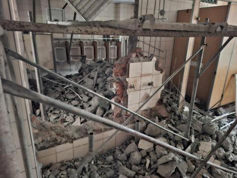 范宏澤 - 廁所拆除打石工程