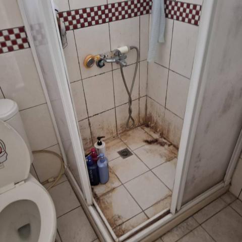 小宇清潔團隊 - 淋浴間清潔前