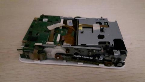 造物工坊 - 口袋型熱昇華照片印表機，小小的手掌大小精密的組合200多個零件，只有兩顆步進馬達控制了整個系統四個位置的動作與色帶相紙加熱夾持的行進配合，齒輪模數只用到1mm。