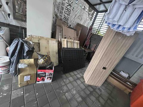 億鈔企業社 - 台南飯店廢木材廢燈管回收處理前