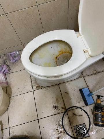 小宇清潔團隊 - 馬桶清潔前