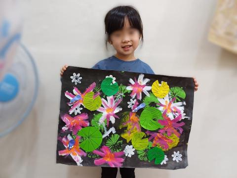 李珈褘 - 加入壓印的版畫和剪紙的元素 完成有趣的睡蓮畫~