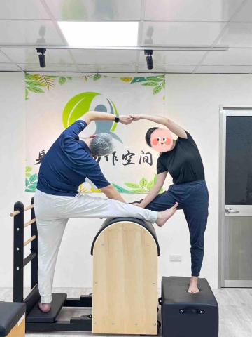 物理治療師/健身教練/器械式皮拉提斯教練-林佩君 - 夫妻一起訓練能增進感情喲 物理治療師/健身教練/器械式皮拉提斯教練-林佩君 - 夫妻一起訓練能增進感情喲