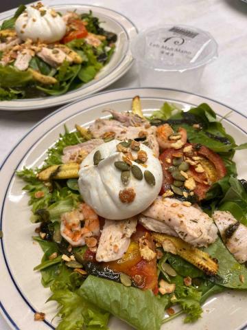 Jade’s kicthen（潔德作菜） - ? 布拉塔田園雞蝦沙拉拼盤

Burrata Garden Platter with Grilled Chicken & Shrimp

新鮮香濃的布拉塔起司，佐以炙燒雞胸、蝦仁、烤玉米筍、番茄與多種綜合生菜，灑上香脆堅果與南瓜籽，口感層次豐富，營養均衡。淋上橄欖油與義式香料，帶出食材原味與濃濃地中海風情