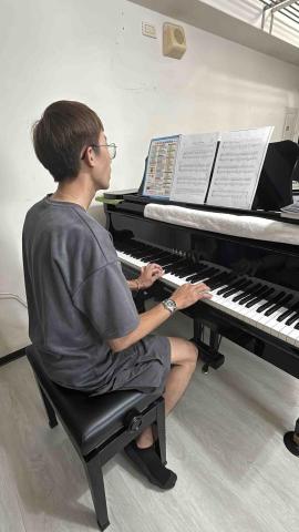 🎹 林晏筠 老師 鋼琴教學 - 成人學生努力學習！