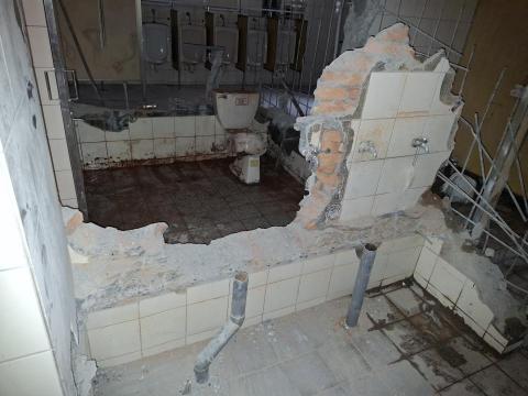 范宏澤 - 學校廁所拆除打石工程