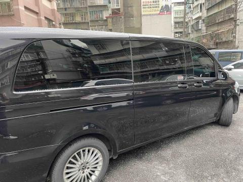 陳永崴 - 右側上車、車門是電動拉門哦