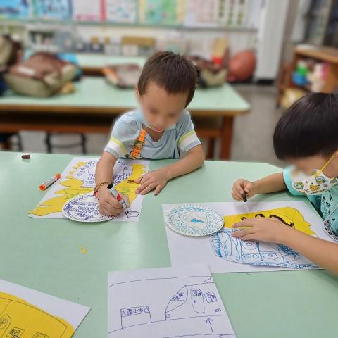 李珈褘 - 畫畫青花瓷上的花紋