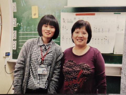 鋼琴家教 黃老師 - 我（右方）在音樂教室與實習老師合影