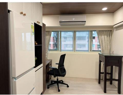 綠灣室內裝修設計有限公司 - 以「少即是多」為核心理念，透過純粹的線條、簡約的色調與恰到好處的留白，營造出清爽、安靜且有秩序感的空間氛圍。整體配色多以白、米等中性色為主，材質上偏好自然木質，展現出樸實卻高質感的視覺層次。

家具設計線條俐落、不帶多餘裝飾，強調機能性與空間感的延伸。每一件擺設都有其存在的意義，沒有冗贅與雜亂，讓居住者能在寧靜、簡潔的環境中，更專注於生活本質。極簡風不只是風格，更是一種回歸簡單、追求內在的生活態度