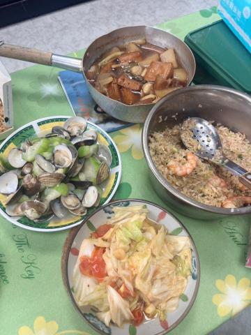 鄭尹翔 - 客戶指定: 蝦仁蛋炒飯、滷味、蛤蠣絲瓜、番茄炒高麗菜