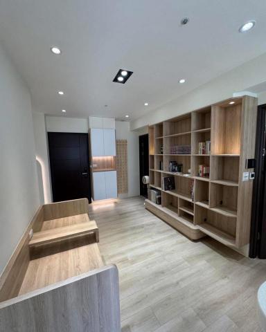 宇冠室內設計 - 台南 松丹達麗 北歐風完工照
施工項目：
1.木作書櫃
2.玻璃展示櫃
3.玄關鞋櫃
4.電視牆、地板架高修飾
5.玄關洞洞板
6.臥榻
7.中島、中島矮櫃
8.摺疊桌
9.主臥衣櫃
10.隔屏
11.床頭櫃、床背牆
12.木作天花板
13.窗簾盒、調光簾
14.水電工程
15.冷氣工程
16.油漆工程