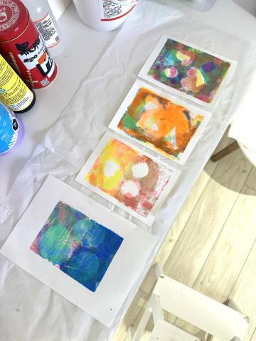 琪恩 - 明膠版畫是一種不需壓印機、可重複使用的單版印刷技法，使用由明膠製成的軟板作為印刷媒介。它能創造出層次豐富、有機、不規則又具畫面質感的印刷效果。

明膠版最吸引人的地方在於，每一張印出來的作品，都是意外的驚喜，它沒有標準的答案，只在這之中感受色彩堆疊、觸摸紋理、玩轉組合。

療癒的過程就是享受在創作的自由與流動。不求完美，只求感受。