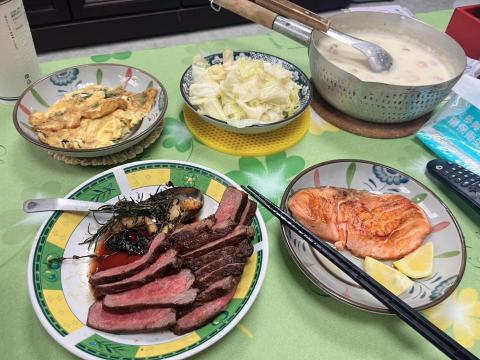 鄭尹翔 - 客戶指定 : 煎鮭魚、牛排、九層塔蛋、炒高麗菜、蛤蠣濃湯