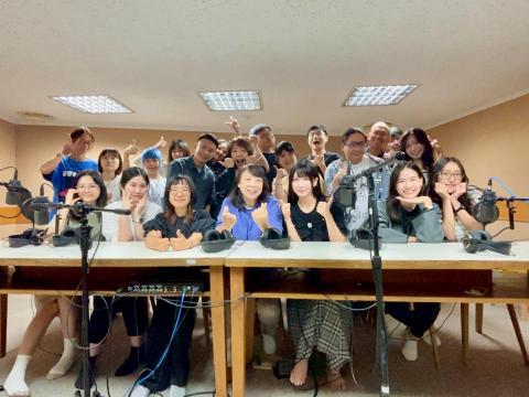 學習者 - 畢業那一天與班代與同學與配音界的神仙級老師合照