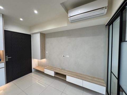 宇冠室內設計 - 台南 大任之翼 北歐風完工照
施工項目：
1.木作電視櫃
2.電視牆收納櫃
3.玄關鞋櫃
4.電視牆
5.鋁拉門
6.電器櫃
7.廚房矮櫃
8.主臥系統衣櫃
9.主臥系統書桌
10.隔屏
11.床頭櫃、床背牆
12.木作天花板
13.窗簾盒、調光簾
14.水電工程
15.冷氣工程
16.油漆工程