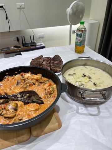 鄭尹翔 - 5人聚餐:海鮮燉飯、蘑菇奶油濃湯、煎牛排