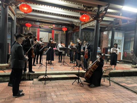 雪見ゆずき - 曾在霧峰林家花園小提琴表演 
曾在台中大里軟體園區小提琴表演