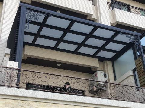 宇冠室內設計 - 施工項目：
1.玻璃採光罩
2.氣密窗
3.鋁窗工程
4.防盜鋁窗