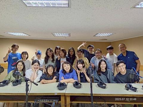 學習者 - 畢業那一天與副班代與同學與配音界的神仙級老師合照