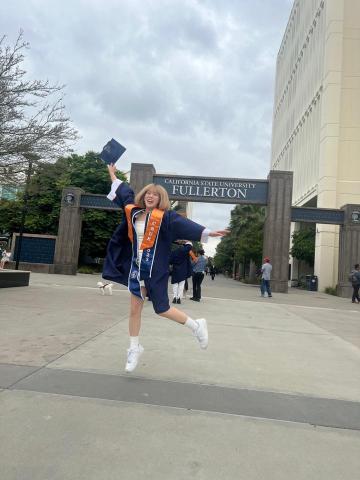 琪恩 - 大學就讀美術系畢業