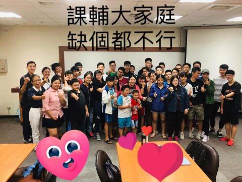 陳永新 - 大學志工性質課輔社團，年齡層國小至高中，培養了我良好的聆聽能力及教學邏輯。